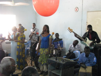 02 Tout Un Orchestre Anime La Messe